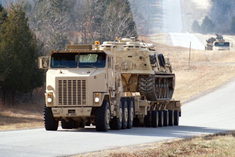 يتم إجراء النقل البري لدبابات القتال الرئيسية M1 ABRAMS التابعة للجيش الأميركي وغيرها من المعدات الثقيلة – بما في ذلك عربات القتال المدرّعة والمدفعية الذاتية الحركة والمعدات الهندسية – بواسطة ناقلة المعدات الثقيلة M1070 Heavy Equipment Transporter (HET)، التي تصنعها Oshkosh