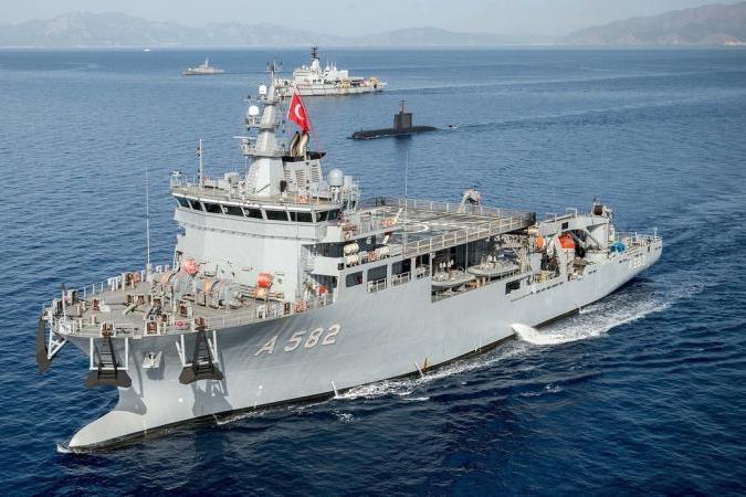 تنتظم الذراع البحرية التركية في «قيادة القوات البحرية التركية» TNFC في أربع قيادات فرّعية رئيسية: «قيادة الأسطول» (في غولكوك، محافظة «قوجه إيلي»)، و«قيادة منطقة البحر الشمالي» (إسطنبول)، و«قيادة منطقة البحر الجنوبي» (إزمير)، و«قيادة التدريب والتعليم البحريَّيْن» (إسطنبول)