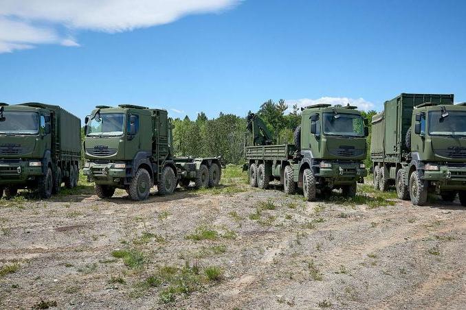  -	تعاقدت القوات المسلحة الكندية مع شركة Mack Trucks لشراء 1533 شاحنة لوجستية متوسطة السعة من النمط العسكري المعياري Standard Military Pattern (SMP)