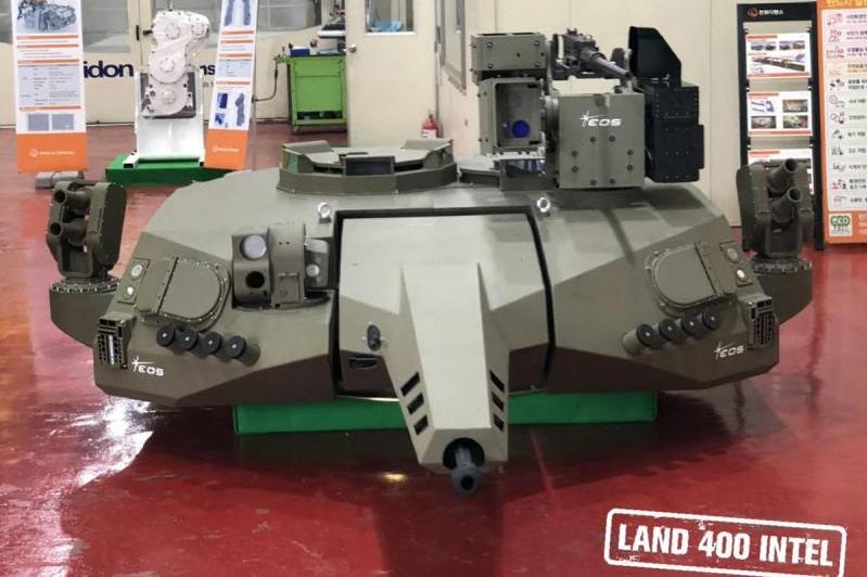  كشفت شركة Electro Optic Systems (EOS) النقاب عن برجها T2000 للعربات المدرعة وهو الآن قيد المناقصة من قِبَل ثلاث دول إحداها برنامج أستراليا Land 400 Phase 3