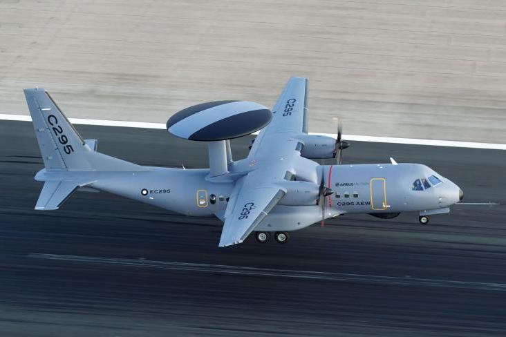 قامت شركة  Airbus Defence & Space (ADS) بتطوير طراز AEW يرتكز على طائرة النقل التيربوداسرية C295