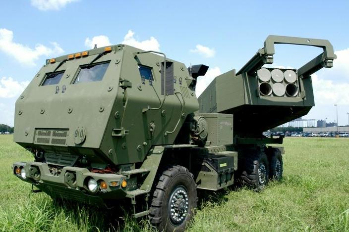 طراز للمدفعية الصاروخية HIMARS من «عائلة العربات التكتيكية المتوسطة» FMTV.  الصورة: Oshkosh