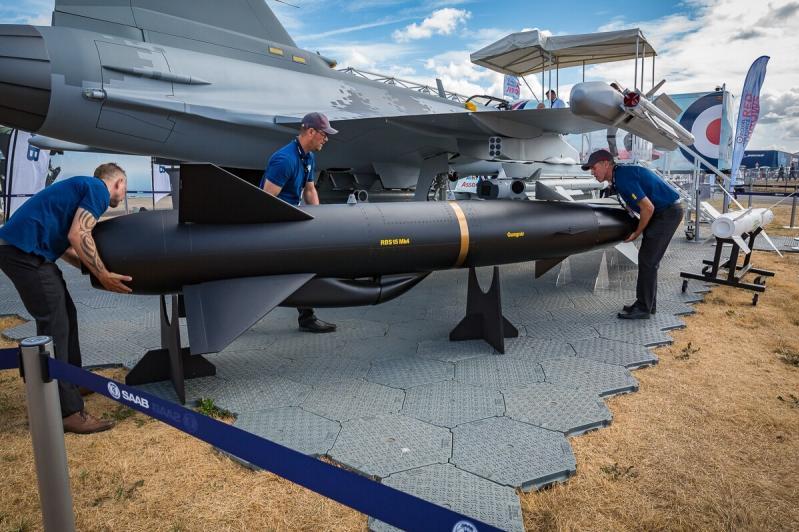 فازت Saab Dynamics بعقدٍ من «إدارة العتاد الدفاعي السويدي» FMV لتزويد اشتقاقها الجديد من الجيل التالي من صاروخ RBS 15 ASM لكي تُجهَّز به فرقيطات البحرية السويدية من فئة VISBY والطائرات المقاتلة المتعدّدة الأدوار JAS GRIPEN E لسلاح الجو السويدي