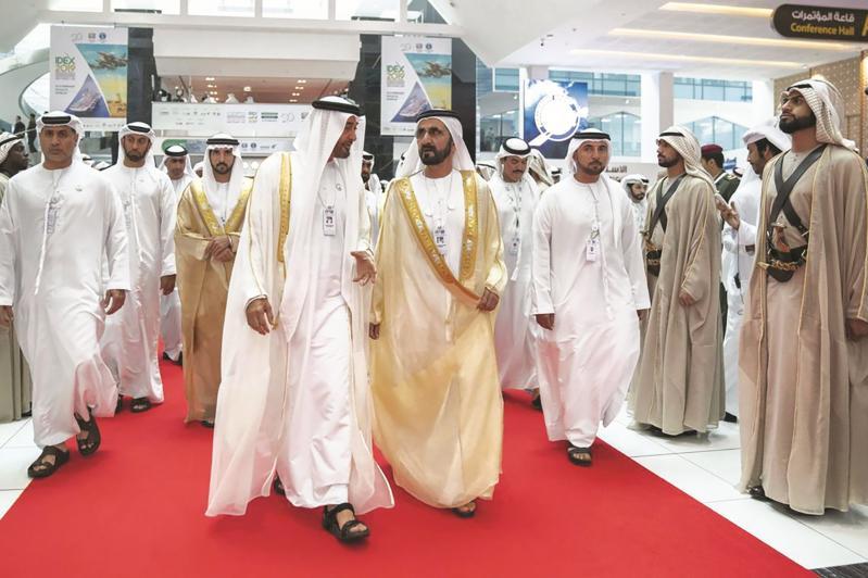 صاحب السمو الشيخ محمد بن راشد آل مكتوم، نائب رئيس الدولة رئيس مجلس الوزراء حاكم دبي، وصاحب السموّ الشيخ محمد بن زايد آل نهيان، ولي عهد أبو ظبي نائب القائد الأعلى للقوات المسلحة في طريقهما لافتتاح المعرض