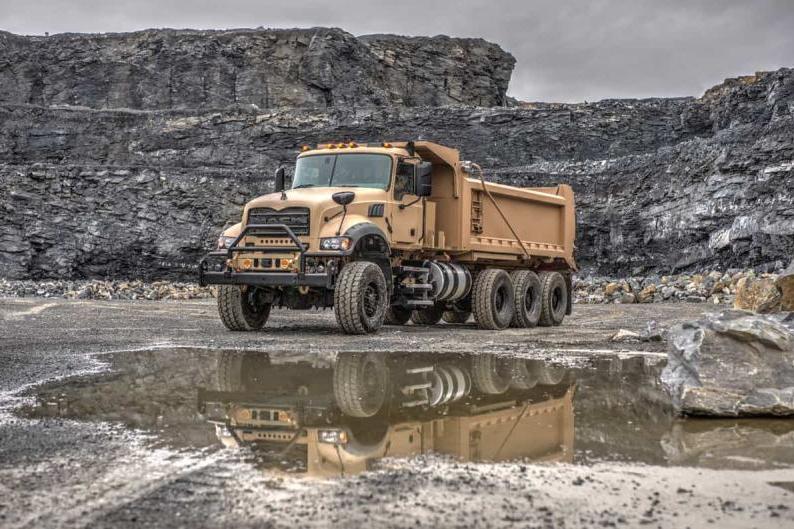 فازت شركة Mack Defense بعقدٍ لتطوير «الشاحنة القلاّبة للتحميل والتفريغ الثقيل» M917A3 الذي يلحظ إنتاج 683 وحدة