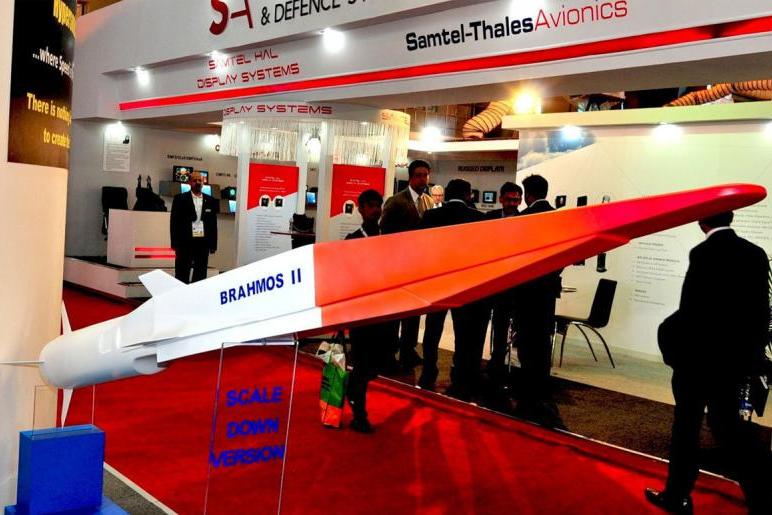 تُطوِّر روسيا نظام الصاروخ الفائق لسرعة الصوت BRAHMOS بالتعاون مع الهند