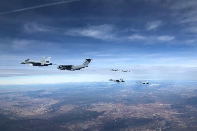 مقاتلة Hornet تتزوَّد بالوقود من طائرة الصهريج Airbus A400M Atlas. الصورة: Airbus