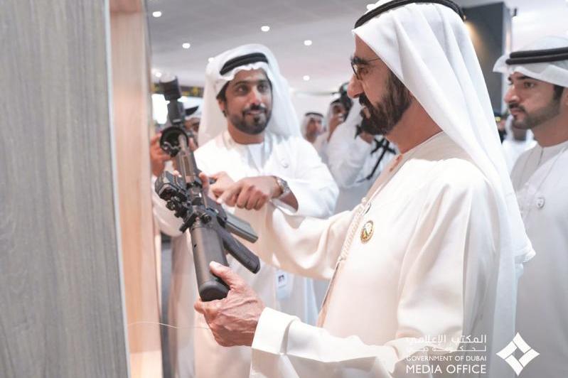 سمو الشيخ محمد بن راشد آل مكتوم أثناء جولة في المعرض