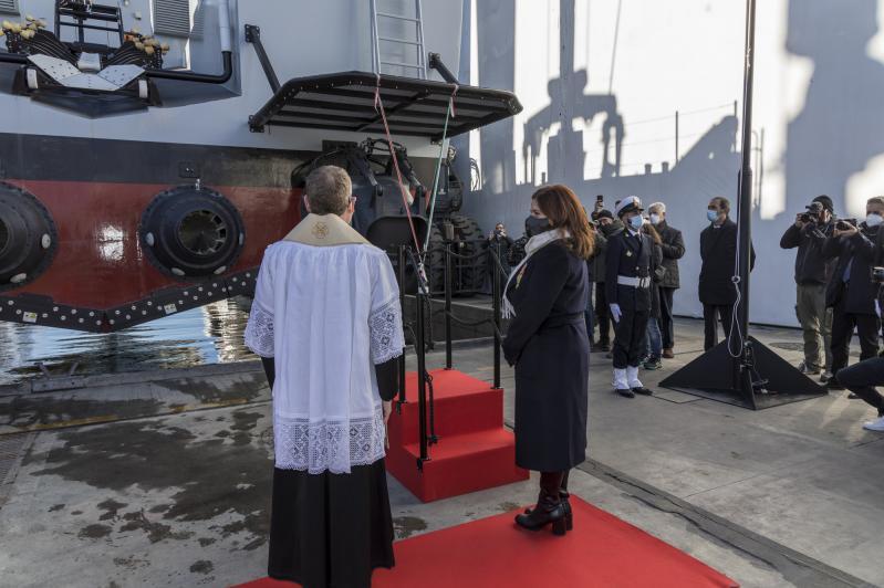 The climax of the ceremony was the blessing of the vessel, followed by the traditional smashing of the bottle by the ship godmother, niece of Lieutenant Petrucci.