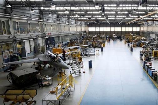 خط إنتاج طائرات التدريب M-346  في موقع فينيغونو Venegono