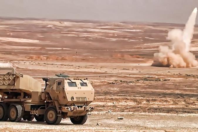 «نظام المدفعية الصاروخية ذات الحَرَكيّة العالية» High Mobility Artillery Rocket System (HIMARS) تابع للقوات المسلحة الإماراتية. الصورة: Lockheed Martin