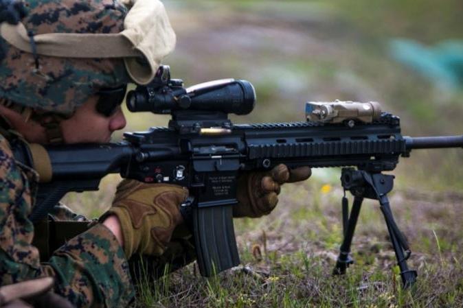 بندقية المشاة الأوتوماتيكية M27 IAR، التي تستند إلى بندقية HK416 من إنتاج شركة Heckler & Koch