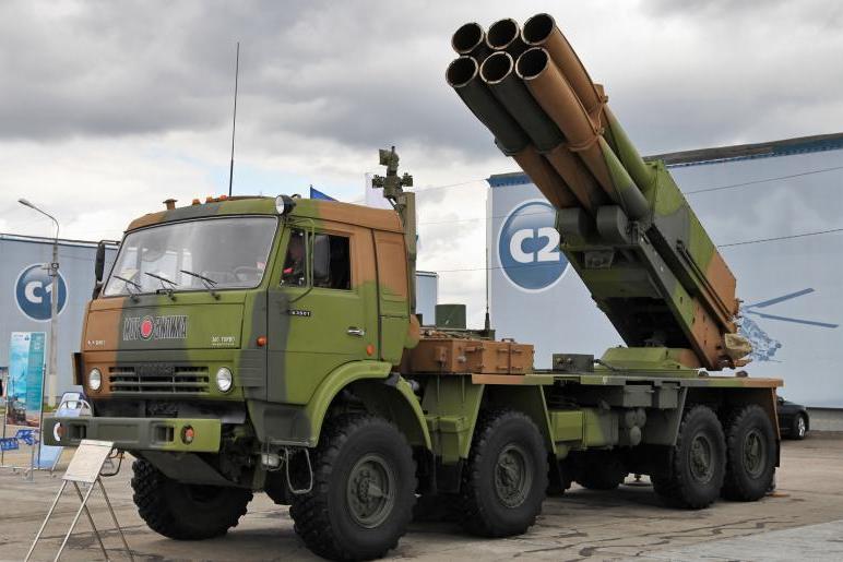  -	 9A52-A Tornado السداسية السبطانات وهي النظام الأحدث من راجمة الصواريخ BM-30 Smerch مركَّبة على هيكل شاحنة ثُمانية العجلات. الصورة: Rosoboronexport