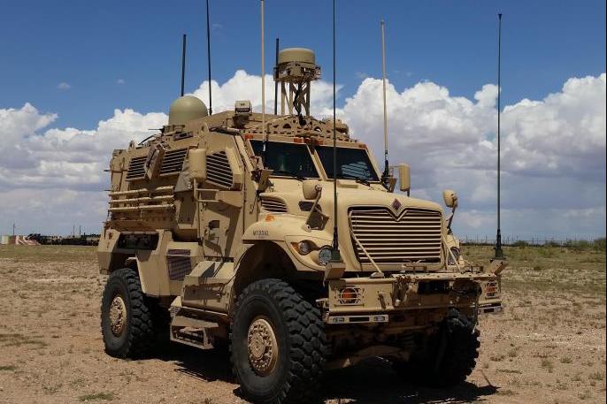 عربة Navistar MaxxPro أثناء تأديتها لمهمة عملانية