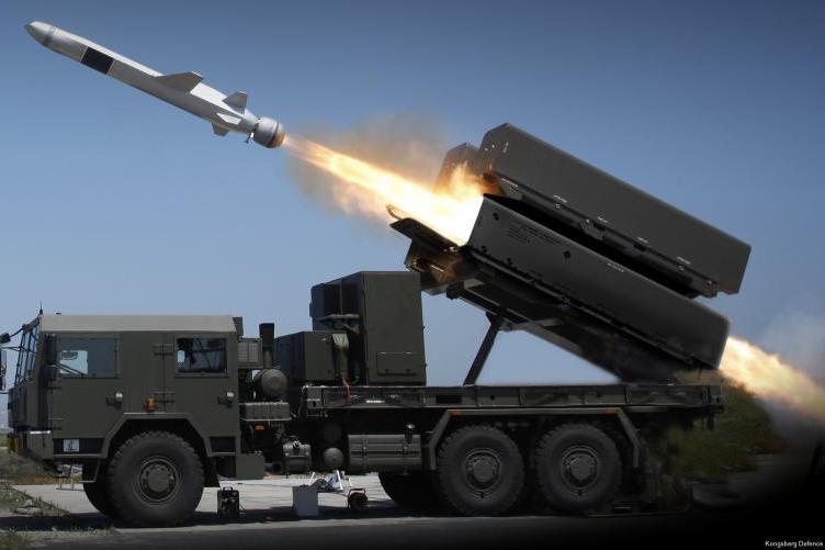 جرى تجهيز نظام HIMARS بـ «الصاروخ الضارب البحري» Naval Strike Missile (NSM) من صنع شركة Kongsberg. الصورة: Raytheon