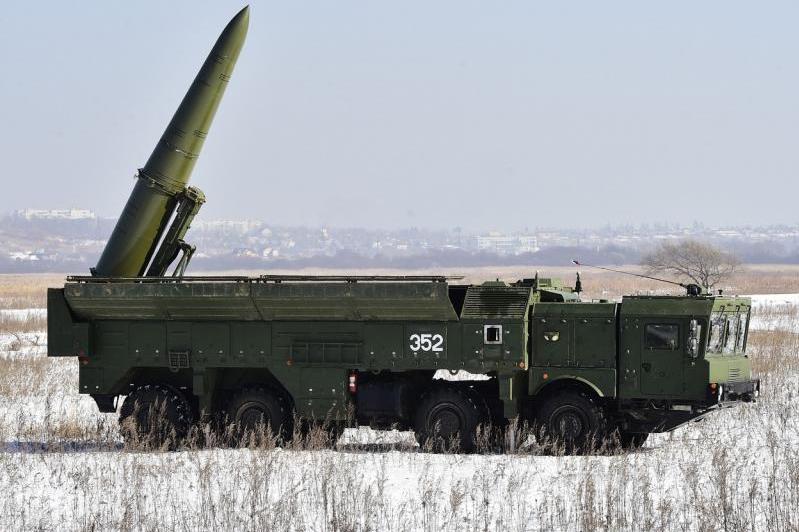 يُعتَبر نظام 9K720 Iskander-M الروسي صاروخاً بالستياً قصير المدى مُقتَدِراً يضمّ صاروخَين في كلّ منصّة مع مدى يصل إلى 280 كيلومتراً في اشتقاقات التصدير، و 400-500 كيلومتر في الطُّرُز المحلية. الصورة: Rosoboronexport