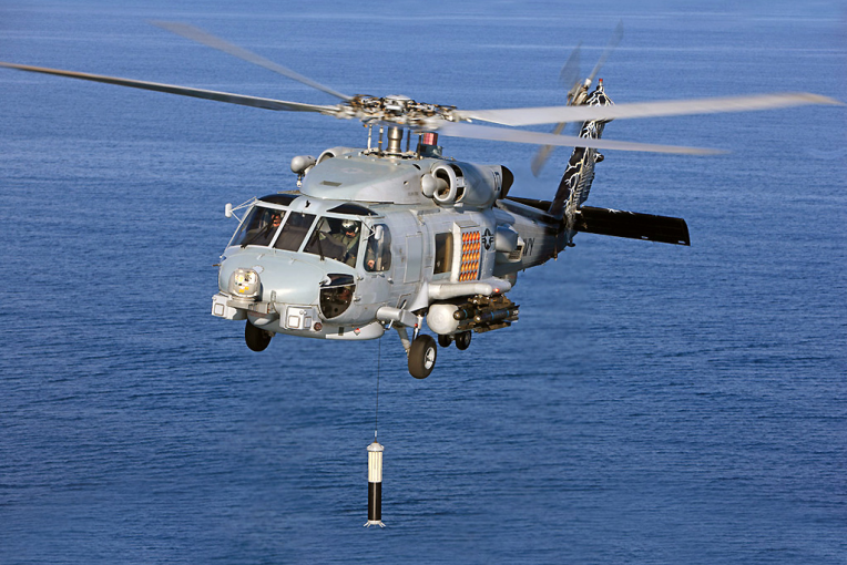 طوافة MH-60R تستخدم السونار المحمول جواً ذا الترددات المنخفضة ALFS.  الصورة: Raytheon