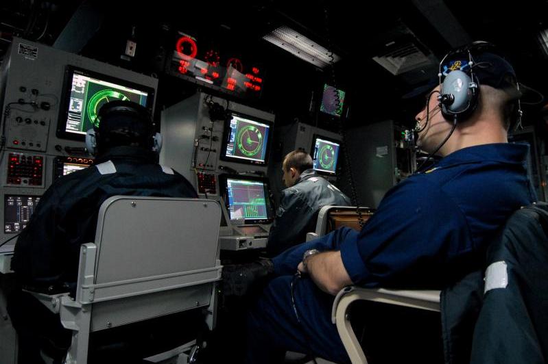 نظام القتال AN/SQQ-89(V) صنع Lockheed Martin هو النظام الرئيسي للحرب المضادة للغواصات في مدمرات Arleigh Burke و Ticanderoga التابعة للبحرية الأميركية. وهو يدمج سونار AN/ASQS-53C المركب على البدن والصفيف المقطور المتعدد الوظائف AN/SQR-20  صنع Raytheon