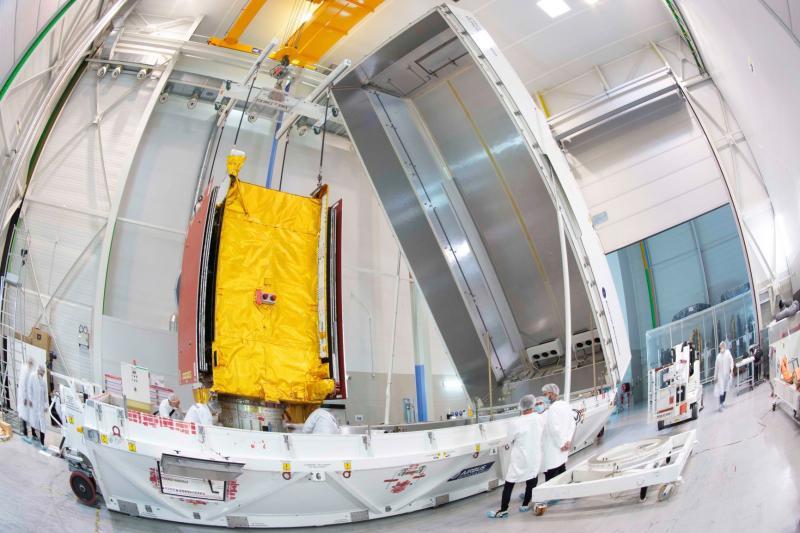 EUTELSAT QUANTUM being loaded in the container – Copyright ESA-Manuel Pedoussaut