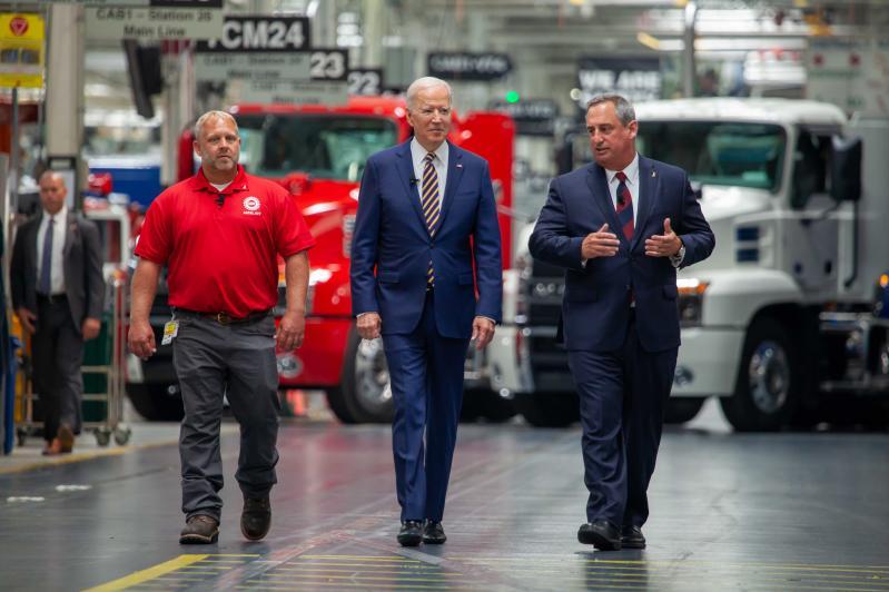 Left to Right, UAW Local 677 Shop Chairman Kevin Fronheiser, President Joe Biden and Martin Weissburg, Mack Trucks president, at Mack’s LVO facility.