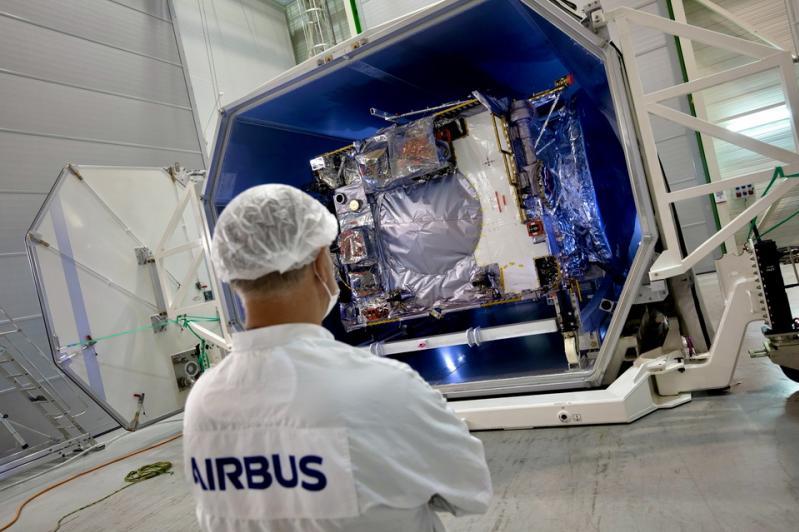 The JUICE spacecraft’s pressurized protective container has been opened and it has been transferred to the cleanroom facilities at Airbus in Toulouse. / ©Airbus