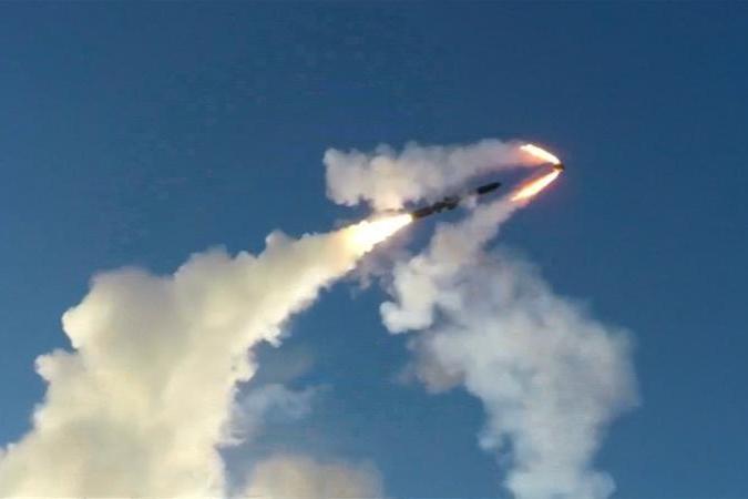 يمكن استخدام الصاروخ الجوال الأسرع من الصوت والمضاد للسفن P-800 ONIKS في الغواصتين الروسيتين فئتَيْ OSCAR و YASEN. الصورة: Rosoboronexport