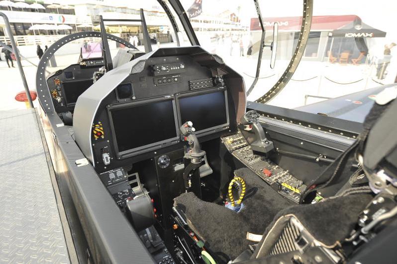 لدى طائرة B-250 نظام إلكترونيات طيران مدني Collins Aerospace Proline Fusion
