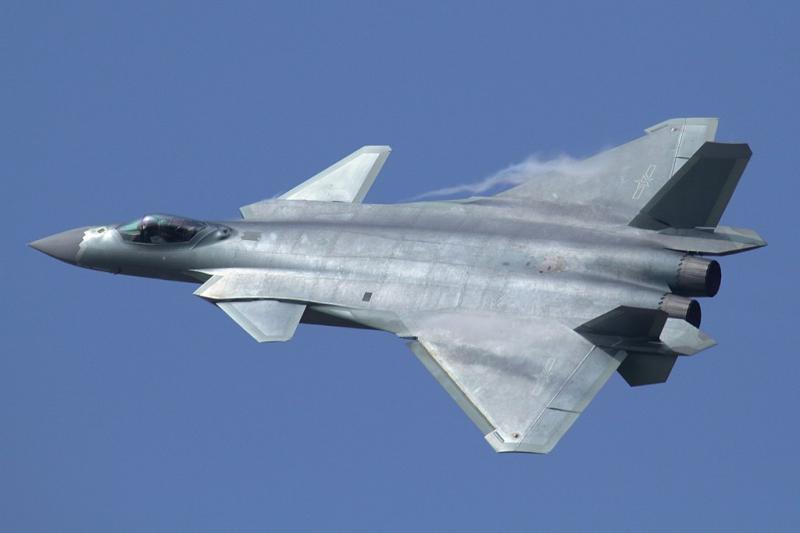 مقاتلة Chengdu J-20، وهي قيد الخدمة في سلاح جو جيش التحرير الشعبيPLAAF الصيني منذ أيلول/سبتمبر 2017