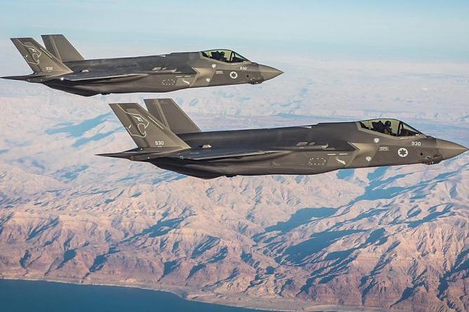 هل ستستحوذ الإمارات على المقاتلة الضاربة المشتركة F-35 Lightning II Joint Strike Fighter صنع Lockheed Martin، حيث أعلنت في اليوم الأخير من ولاية الرئيس الأميركي السابق دونالد ترامب عن إبرامها اتفاقية مع الولايات المتحدة لشراء 50 مقاتلة F-35 و 18 عربة جوية مقاتلة غير آهلة طراز  MQ-9B وغيرها من المعدات الدفاعية في إطار صفقة إجمالية بلغت قيمتها 23 مليار دولار أميركي.