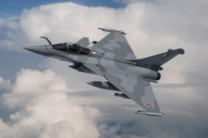 طلبت قطر 24 مقاتلة Dassault Rafale (الظاهرة في الصورة)، و 24 مقاتلة F-15QA (إضافة إلى خيار لِـ 12 مقاتلة إضافية)، و 24  مقاتلة Eurofighter Typhoon مع خيار لِـ 36 مقاتلة أخرى!.... وشكّل توسيع مقاتلات القوات الجوية الأميرية القطرية وتنوعها من 12 إلى 84 طائرة خطوة لا مثيل لها، وتستلزم استثماراً ضخماً في كل من التدريب والبنية التحتية