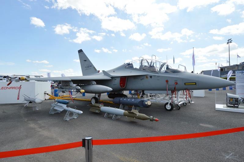 يحتفظ طراز Fighter Attack الجديد من M-346 بجميع خصائص التدريب المتقدم، بينما تلعب دور طائرة مقاتلة خفيفة قادرة على أداء مجموعة واسعة من المهام العملانية