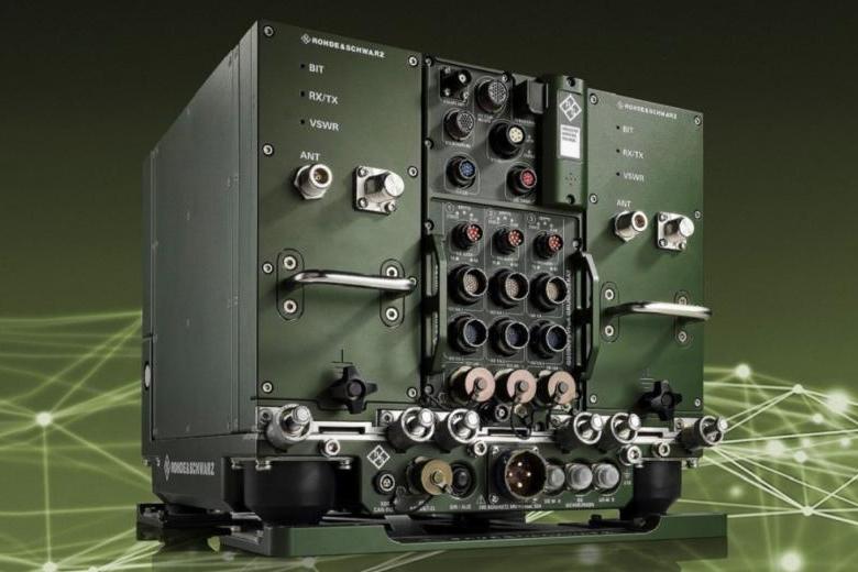 تعمل Rohde & Schwarz على تطوير أشكال موجية عريضة الحيّز، على غرار الراديو الأوروبي المعرّف برمجياً  ESSOR