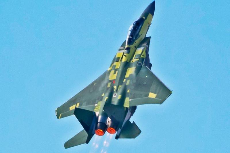 أقلعت F-15EX Eagle للمرة الأولى في شباط/ فبراير العام الفائت فوق مدينة سانت لويس، وهي ما زالت مصبوغة بألوان الاختبار