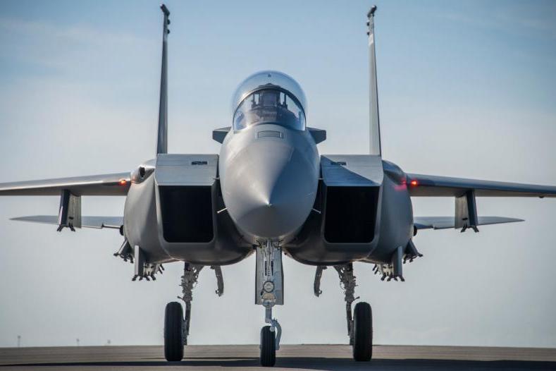 تدمج F-15EX Eagle II إلكترونيات الطيران المتقدّمة على غرار نظام «الحرب الإلكترونية» وقمرة القيادة الرقمية البلورية بالكامل، وكمبيوتر مهام الأسرع في العالم، وأجهزة التحكُّم بالطيران «التحليق بالسلك»