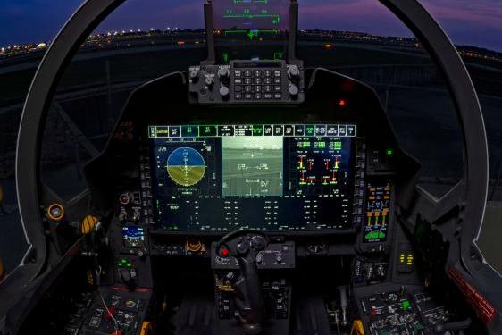 تتميز إلكترونيات الطيران الحديثة في مقاتلة F-15EX بأحدث نظام قمرة قيادة، مع شاشة عرض كبيرة بلورية بالكامل تمنح الطيار إلماماً أفضل بالوضع، ليلاً ونهاراً