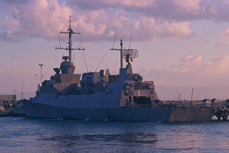 أصيبت فرقيطة INS Hanit فئة Sa’ar 5 التابعة للبحرية الإسرائيلية في 14 تموز/ يوليو 2006 بصاروخ C-802 صيني أطلقه حزب الله من الساحل اللبناني على مدى 18.5 كلم ما تسبب بمقتل أربعة من أفراد الطاقم.