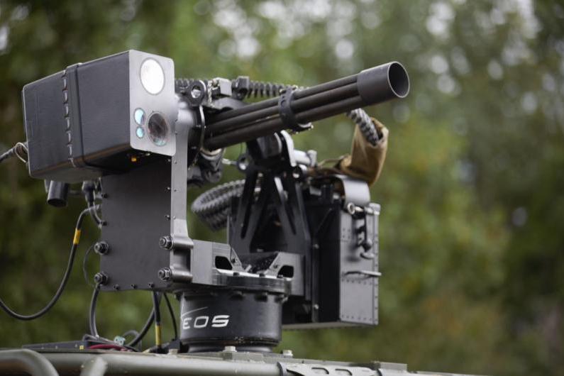 تزعم شركة EOS Defence Systems الأسترالية أنّ منتجها  R150 هو مركن السلاح المُشغَّل عن بُعد الأخف وزناً في العالم والقادر على إطلاق النار من رشّاشات عيار 12.7 ملم بدقّةٍ فائقة