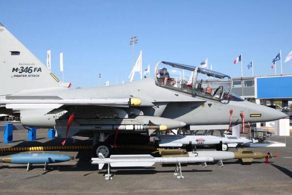 طائرة M-346 Fighter Attack، وهي طراز قتالي خفيف من طائرة التدريب المتقدم M-346