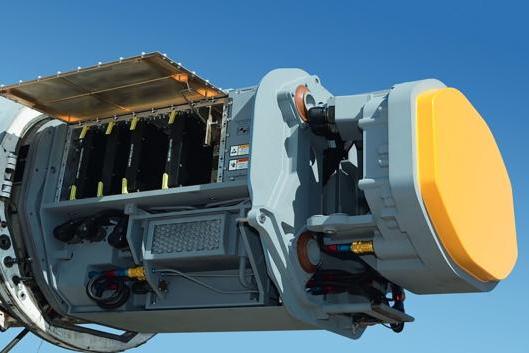كانت شركة Raytheon السباقة في إنتاج الرادار AN/APG-79، وهو طراز محدث من رادار المسح الميكانيكي APG-65 وعائلة APG-73 الجديدة، واضطلعت شركة Northrop Grumman بمسؤولية تصميم وتوريد هوائي الصفيف الممرحل الذي يعمل بالحيز X. وتم تصميمه لتجهيز مقاتلات F/A-18E/F Super Hornet برادار AESA