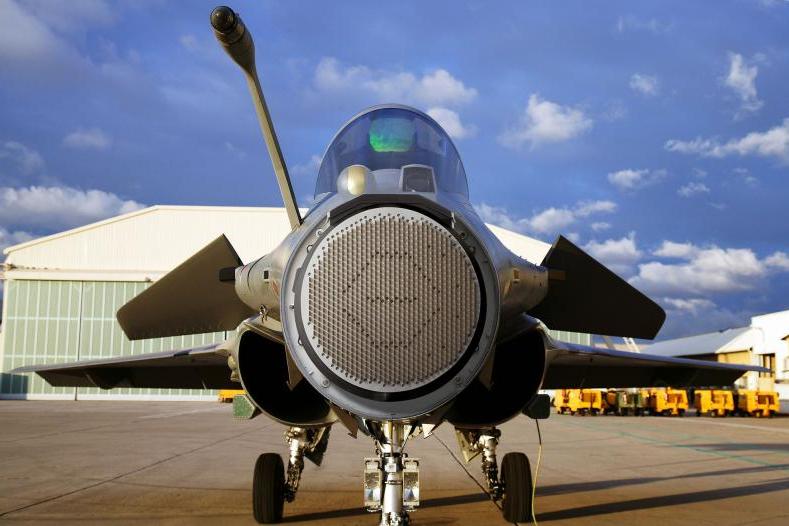 مقاتلة Rafale مجهزة برادار RBE2AA، وهو طراز AESA من رادار RBE2 PESA الأصلي، وبنتيجة لذلك كان لدى Rafale رادار AESA عملاني بحلول العام 2014. الصورة: Thales
