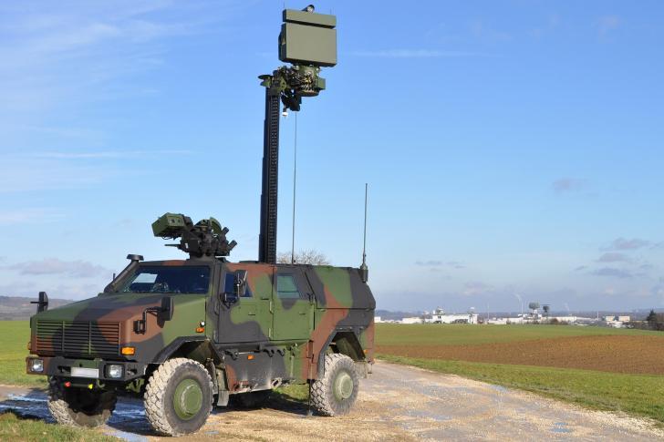 رادار   Spexer 2000  للحماية من الطائرات المحلقة على علو منخفض من مثل «العربات الجوّية غير الآهلة» (UAV). الصورة: HENSOLDT