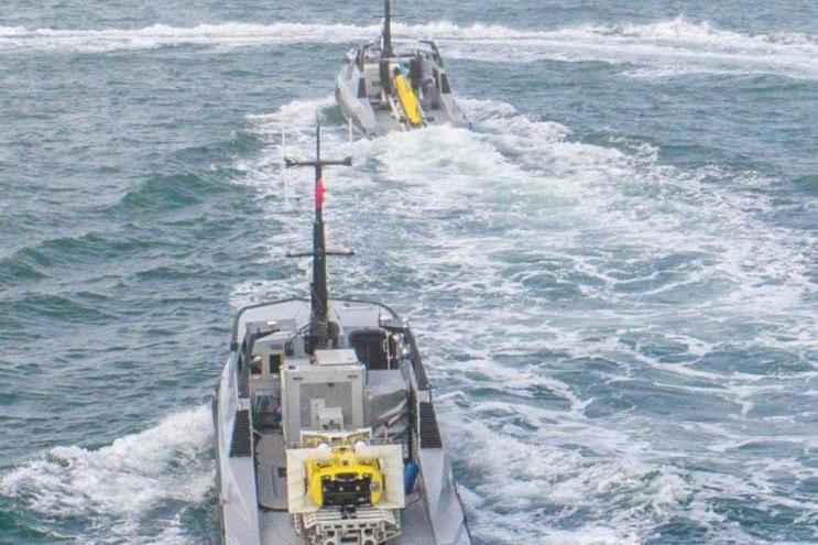 ستتسلم البحريتين الفرنسية والبريطانية ما تصفه Thales أول نظام غير آهل للإجراءات المضادة للألغام مدمجاً كلياً، والذي يشمل عربات USV، و AUV وأحدث السونارات، ومركز عمليات محمول POC، والذي يمكنه التحكم بما يصل إلى ثلاثة أنظمة غير آهلة في الماء في أي وقت
