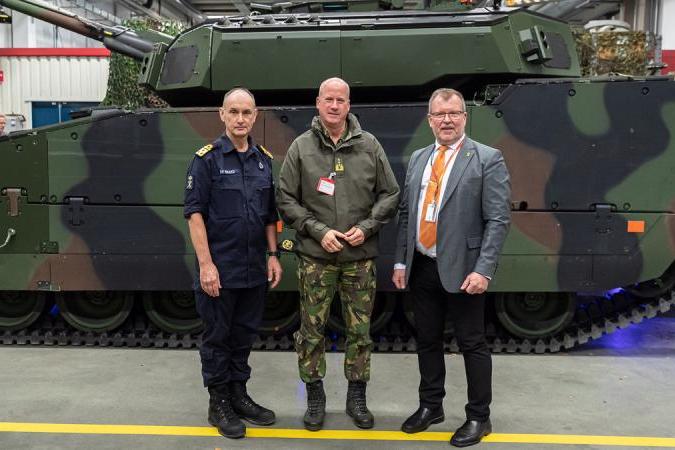 Netherlands Ministry of Defence. Left to right:  Vice Admiral Arie Jan de Waard, Director för Defensie Materieel Organisatie, Dutch Army Chief Martin Wijnen and BAE Systems Hägglunds GM Tommy Gustafsson-Rask.