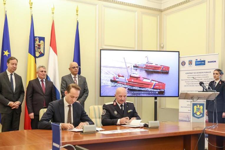 From left to right at the table: Damen Sales Manager Stephan Stout and Inspector General Dan Paul Iamandi. From left to right standing behind them: Ambassador of the Kingdom of the Netherlands to Romania Roelof van Ees, Minister Lucian Bode and Secretary of State Raed Arafat from the Ministry of Internal Affairs.
