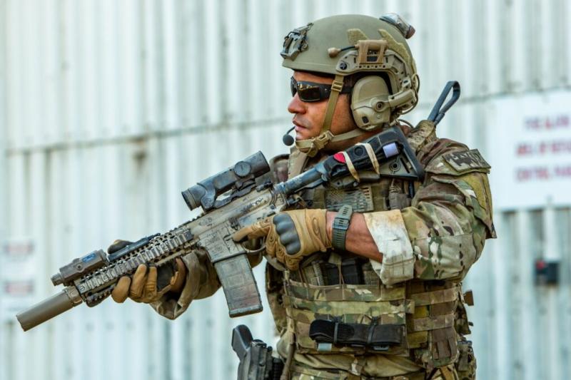 يعتمد مشغلو قوات SOF على «خوذات اتصالات تراكبية مدمجة» (MICH) عالية التقنية على غرار نظام FAST MICH من شركة  Ops Core