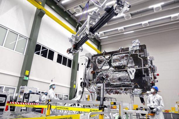 JUICE’s Magboom integration © Airbus 2021