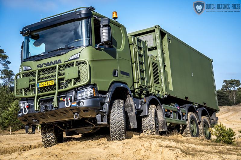 تظهر في الصورة شاحنة Scania GRYPHUS بإعداد ثماني الدفع وهي مجهزة بمشغل صيانة صنع Marshall Aerospace