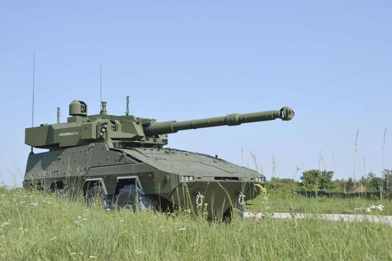 العربة المدرّعة المتعددة الأدوار Boxer MRAV الثمانية الدفع وتبدو في الصورة مجهزة ببرج C3105 John Cockerill Defense مسلحاً بمدفع عيار 105 ملم ورشاش عيار 7.62 ملم