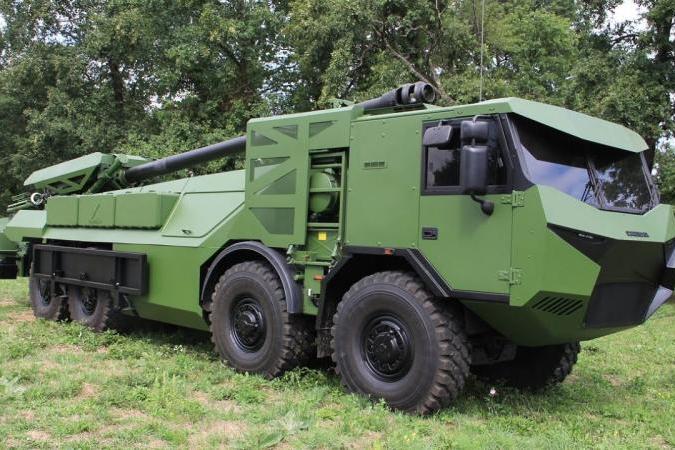 العميل الأحدث لمدفع CAESAR جهورية تشيكيا التي طلبت 54 مدفعاً وهي تستند إلى هيكل عربة Tatra العسكرية الثمانية الدفع من صنع Tatra Defense Vehicles