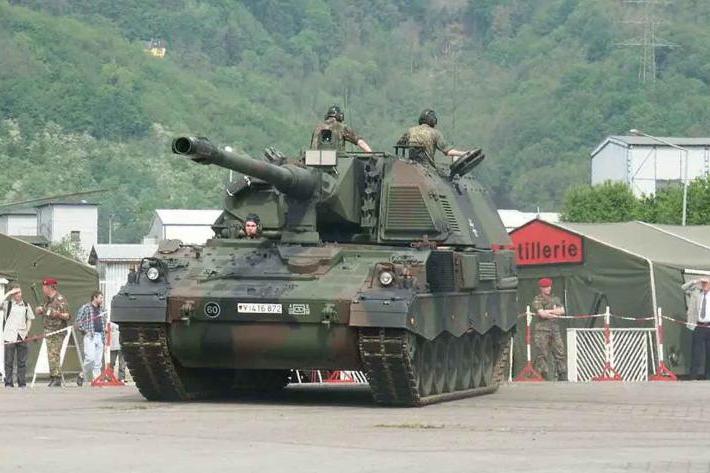 يستخدم الجيش الألماني المدفع PzH 2000 عيار 155 ملم/ كاليبر 52 وهو من صنع شركة KMW الوحيد في الترسانة الألمانية